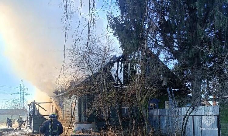 В Костроме загорелся двухквартирный жилой дом