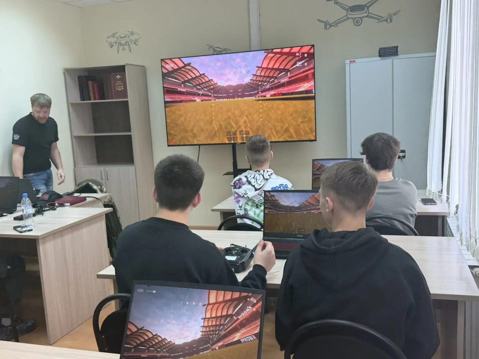 В Костромской области школьников обучают управлению дронами