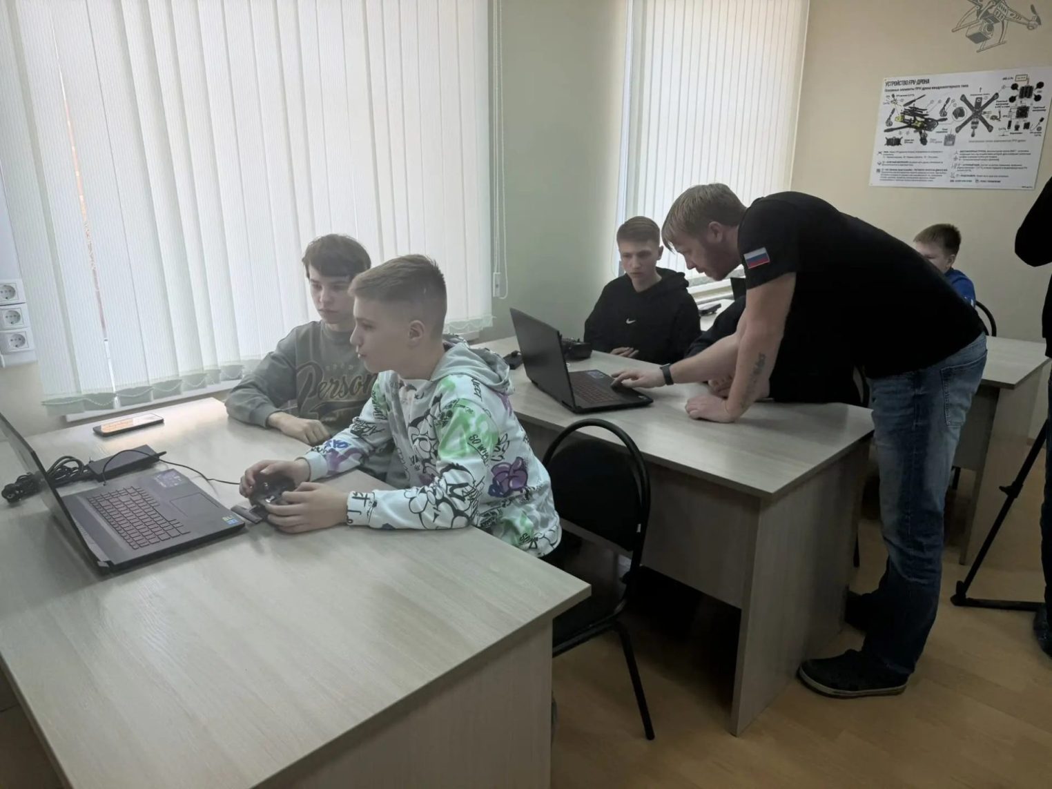 В Костромской области школьников обучают управлению дронами