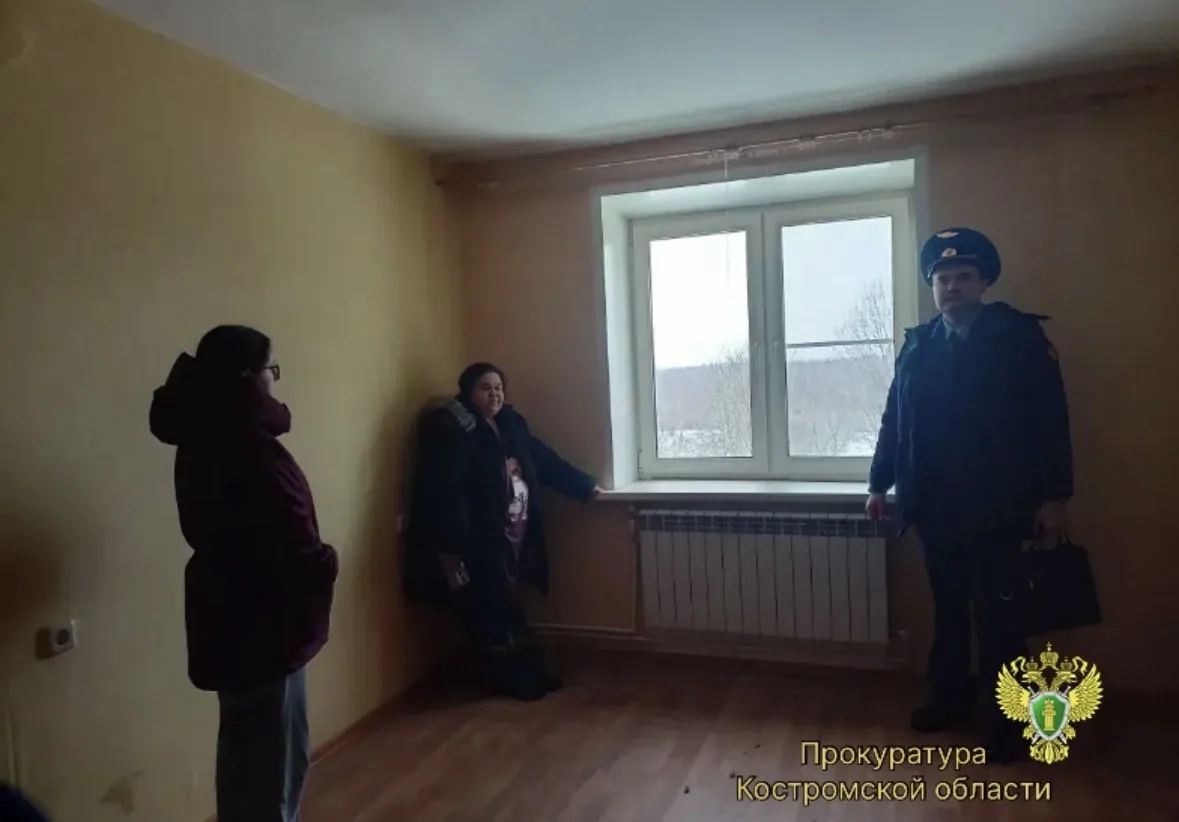 Жильцов дома с дырявой крышей в Космынино переселяют