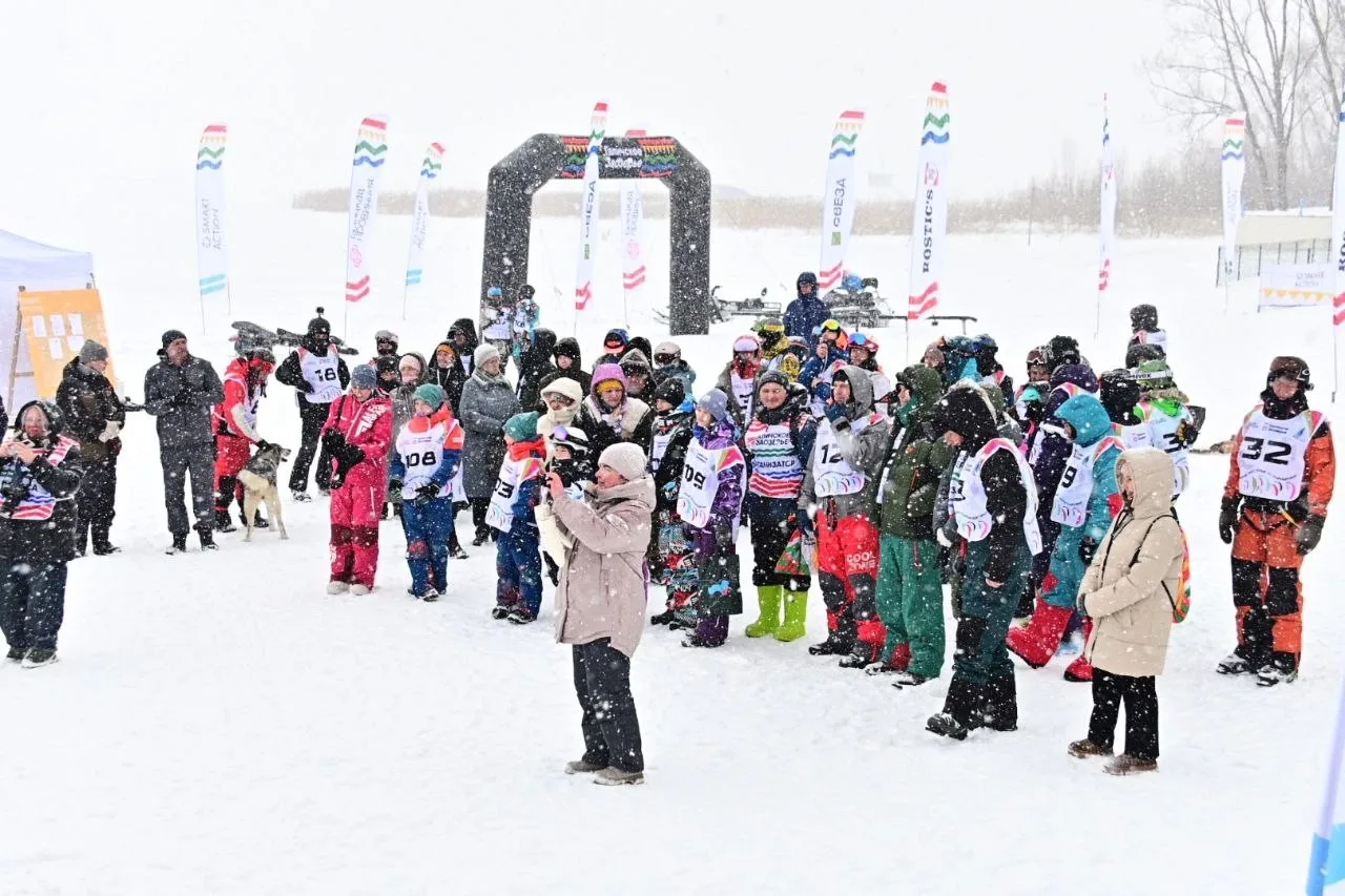 Под Костромой спортсменов катают на лыжах воздушные змеи