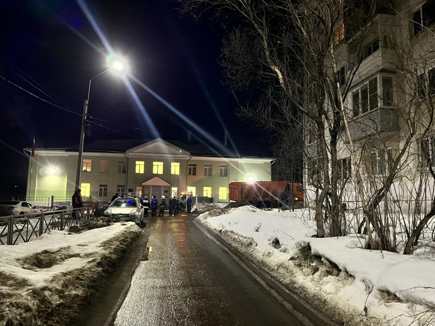 В Костроме ликвидируют взрывоопасные остатки беспилотника прямо у гимназии 28