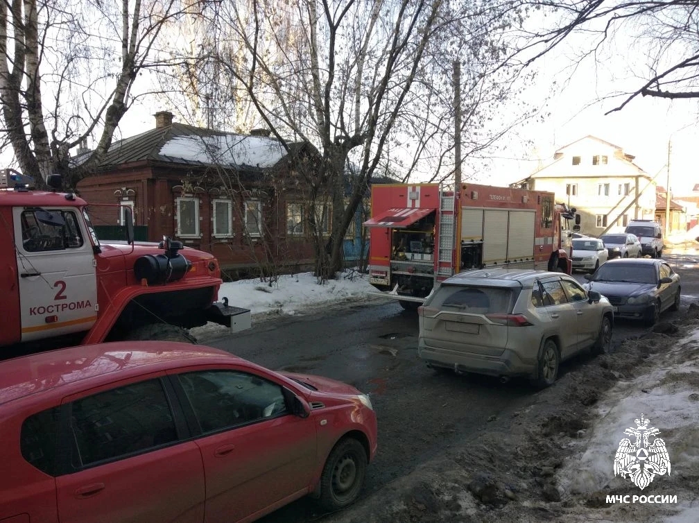 В Костроме пожарные спасли 18 человек во время пожара в девятиэтажке