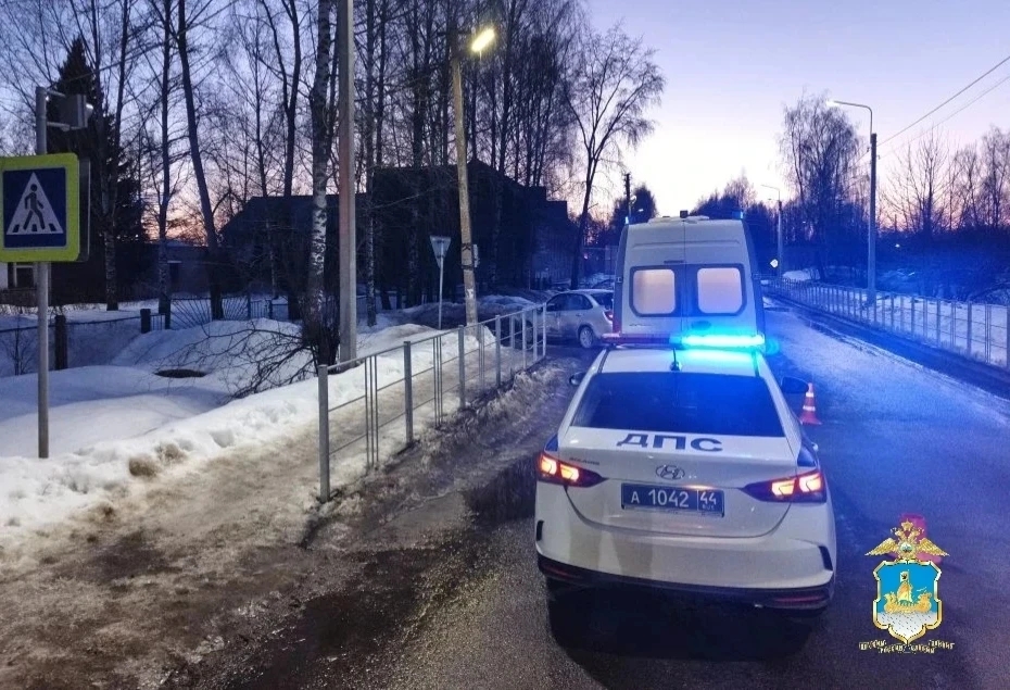 В Костромском районе подростки на питбайке попали под машину