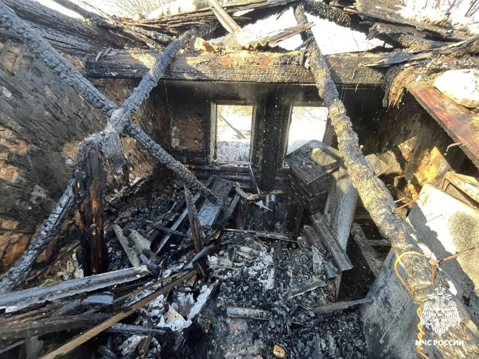 Сразу две заброшки сгорели за день в Костромской области