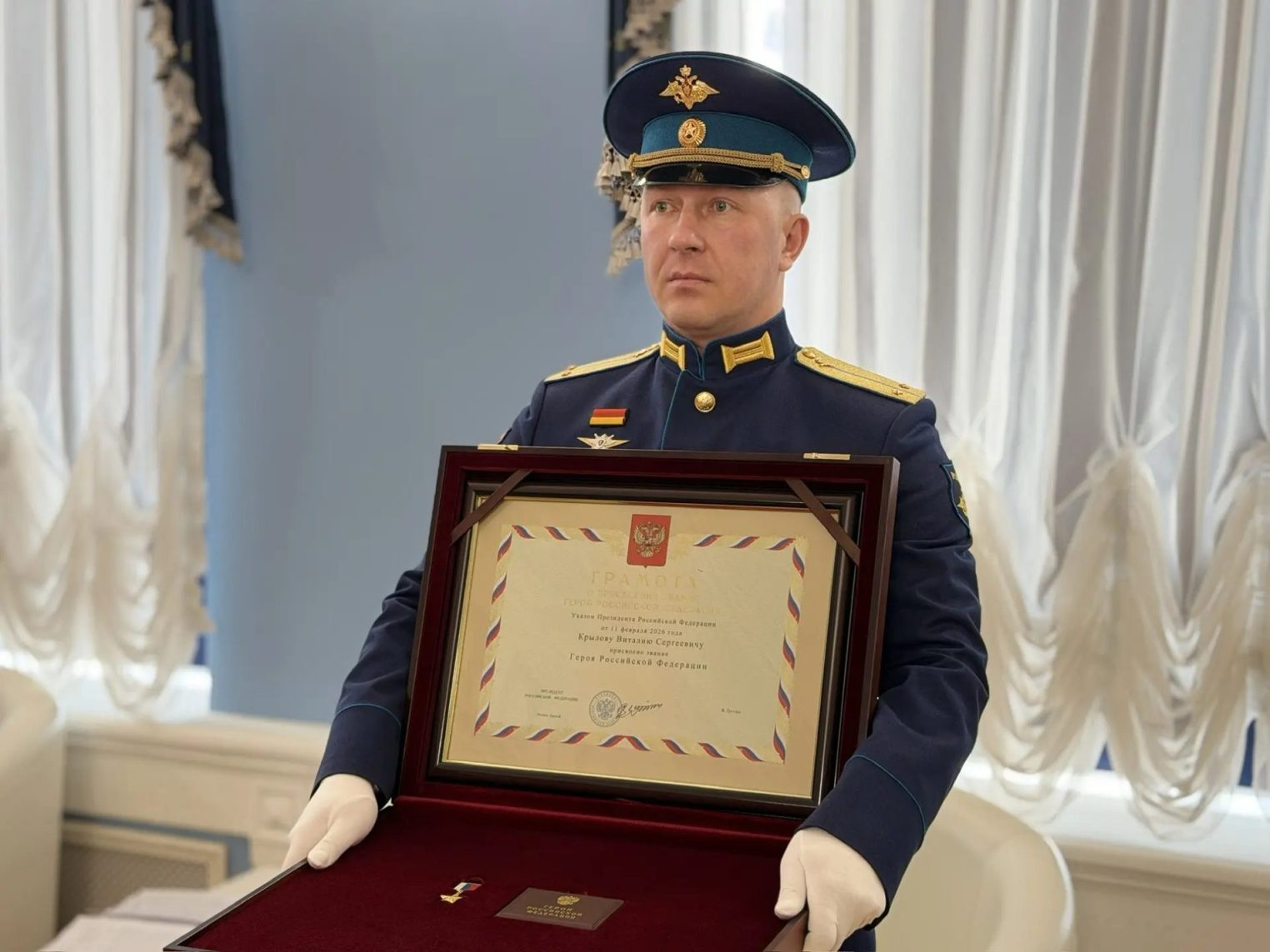 Золотую звезду погибшего костромского Героя России вручили его близким