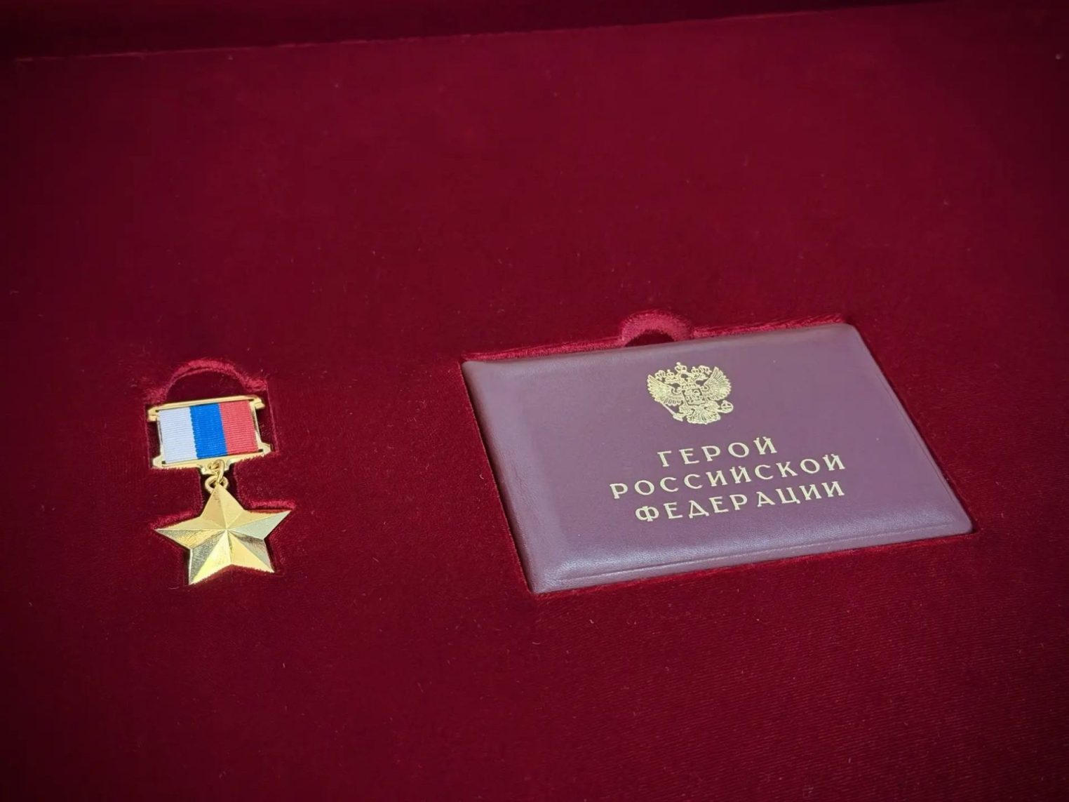 Золотую звезду погибшего костромского Героя России вручили его близким