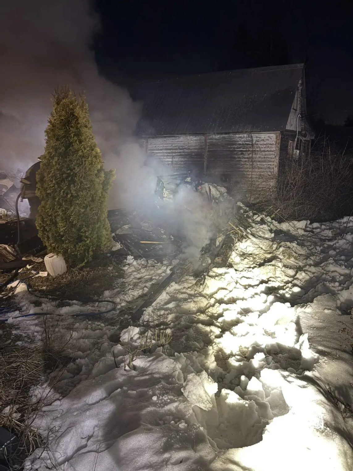 Огонь уничтожил постройку на костромской даче