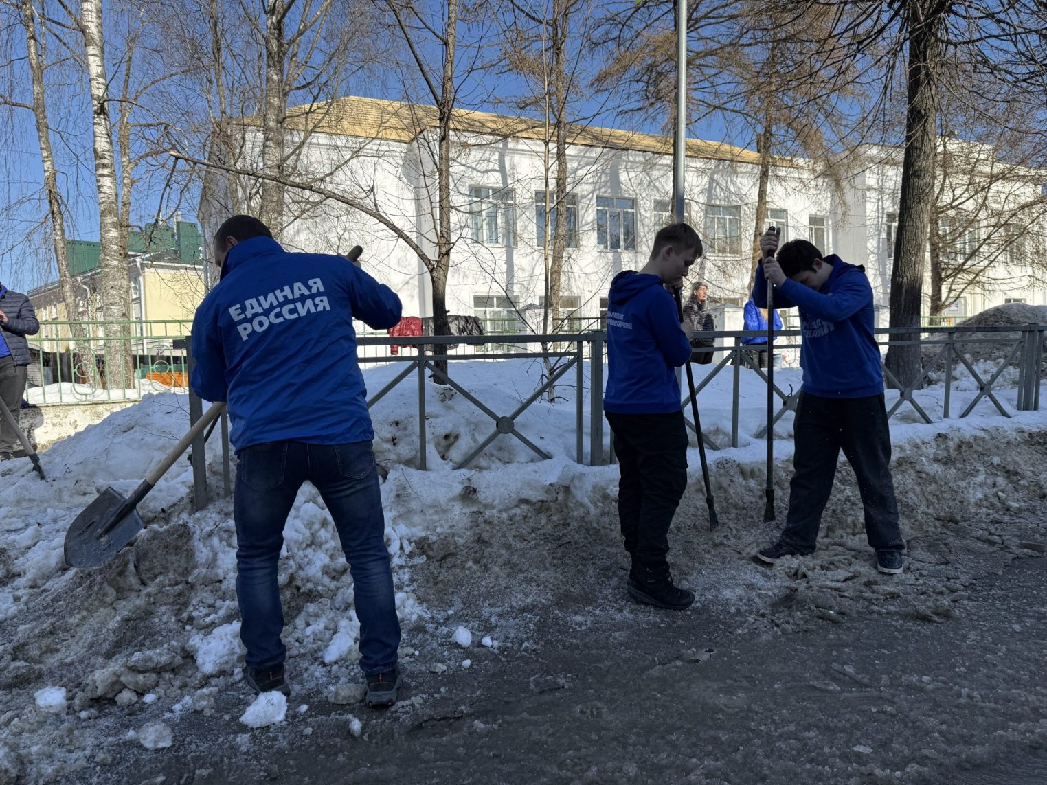 Молодежь приближает весну на костромских улицах