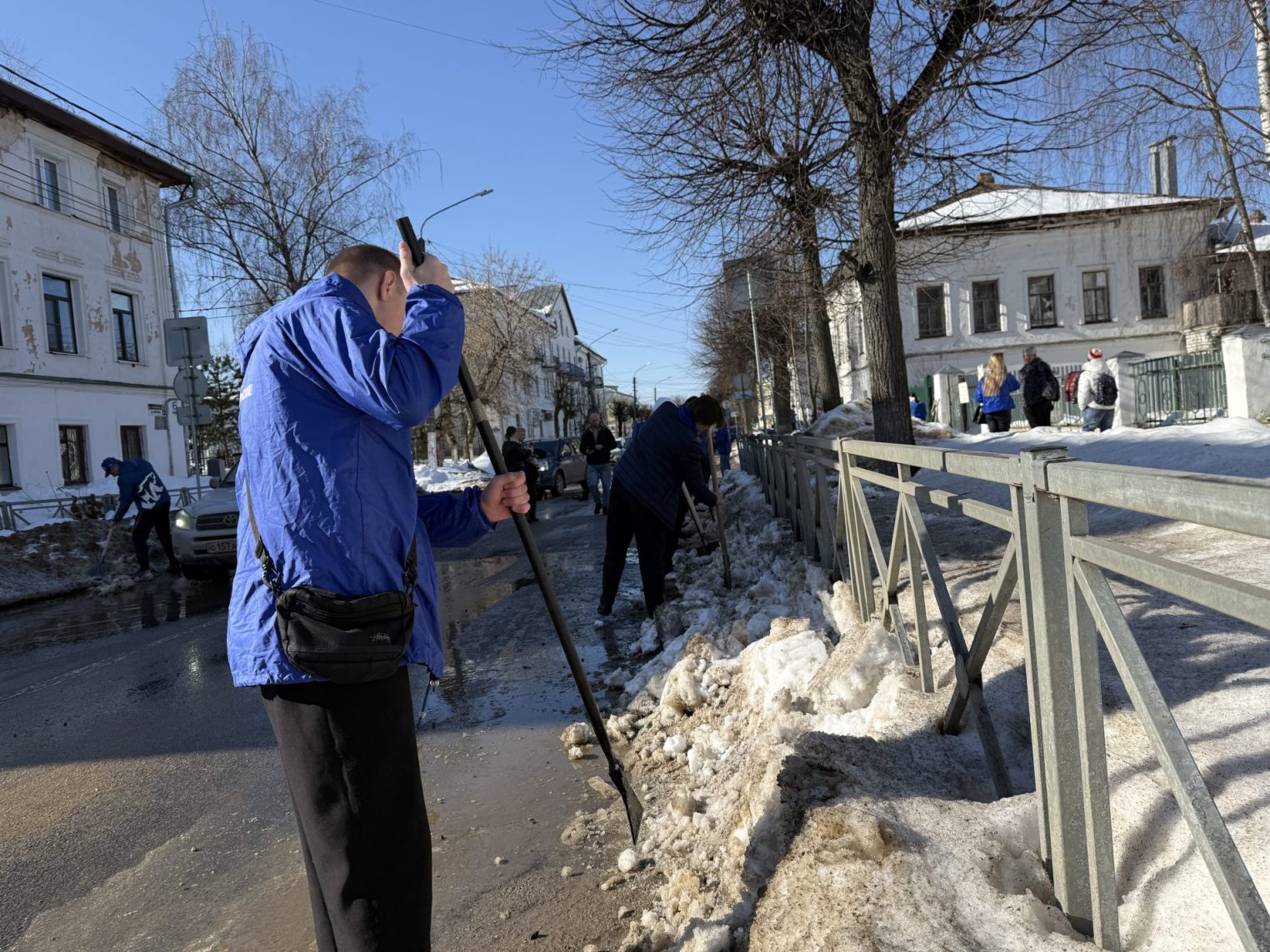 Молодежь приближает весну на костромских улицах