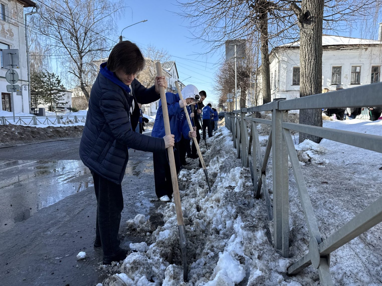 Молодежь приближает весну на костромских улицах