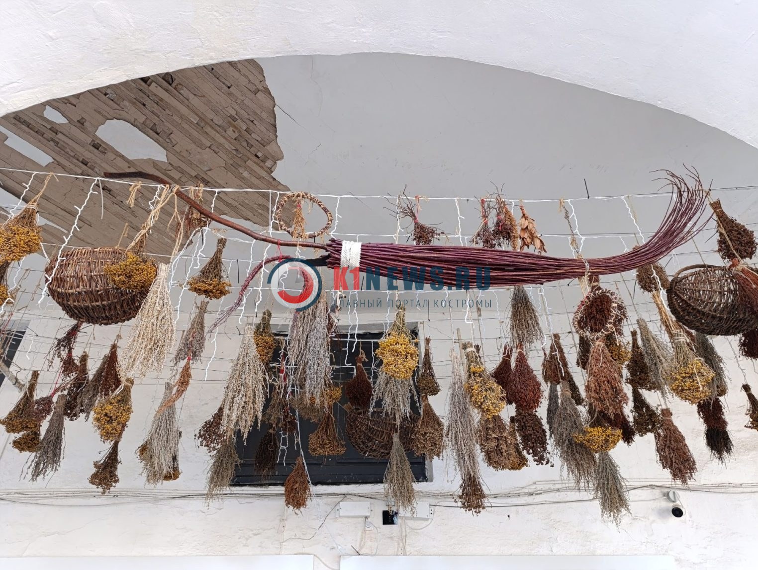 Костромская Маруся встречает весну с венком на рогах