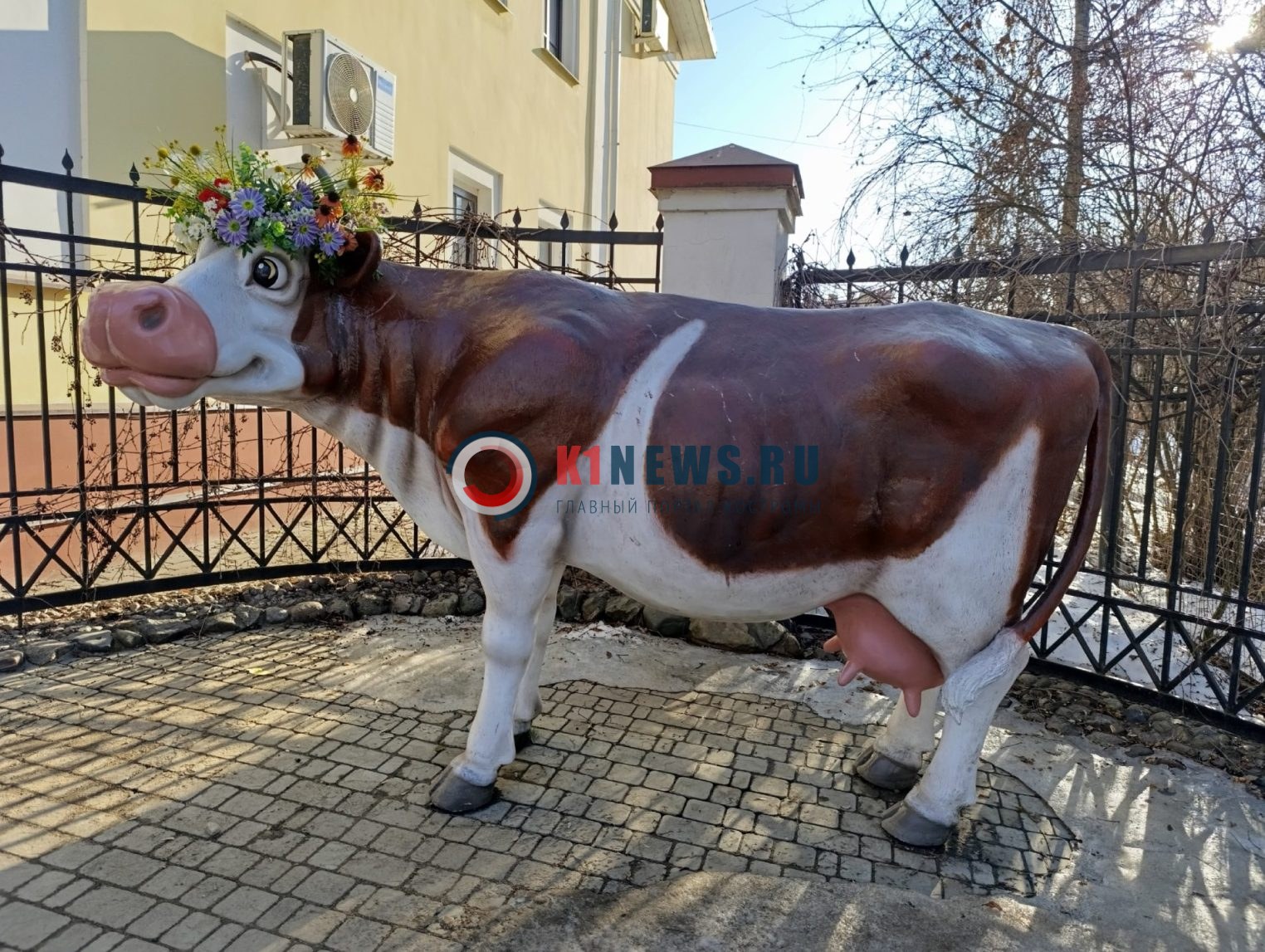 Костромская Маруся встречает весну с венком на рогах