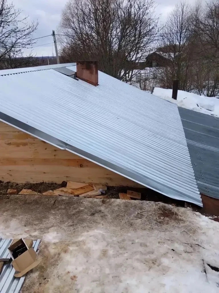 Дырявую крышу в доме костромского участника СВО обновили