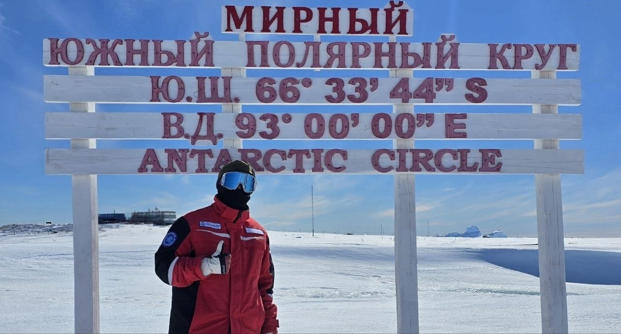 Выпускник КГУ Георгий Сорокин следит за магнитным полем Земли в Антарктиде