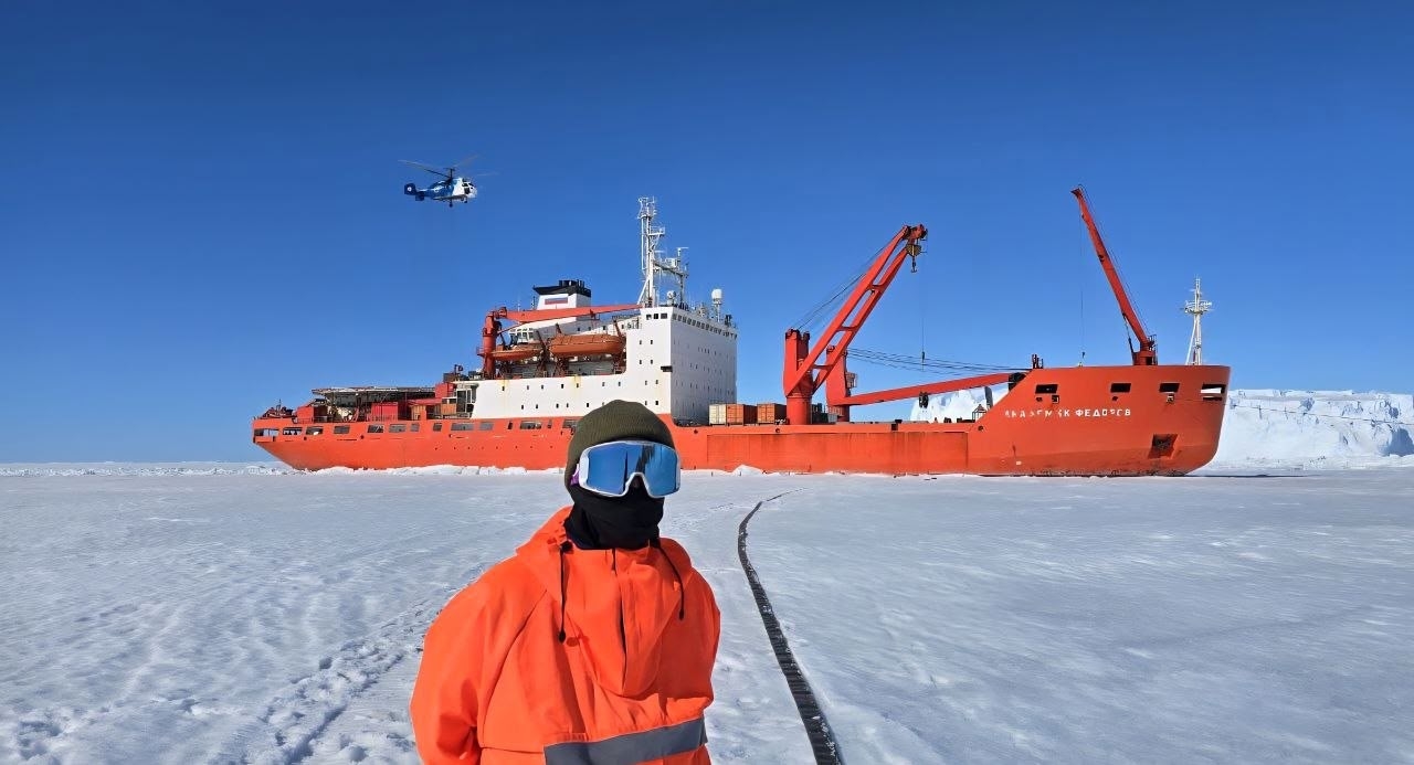 Выпускник КГУ Георгий Сорокин следит за магнитным полем Земли в Антарктиде