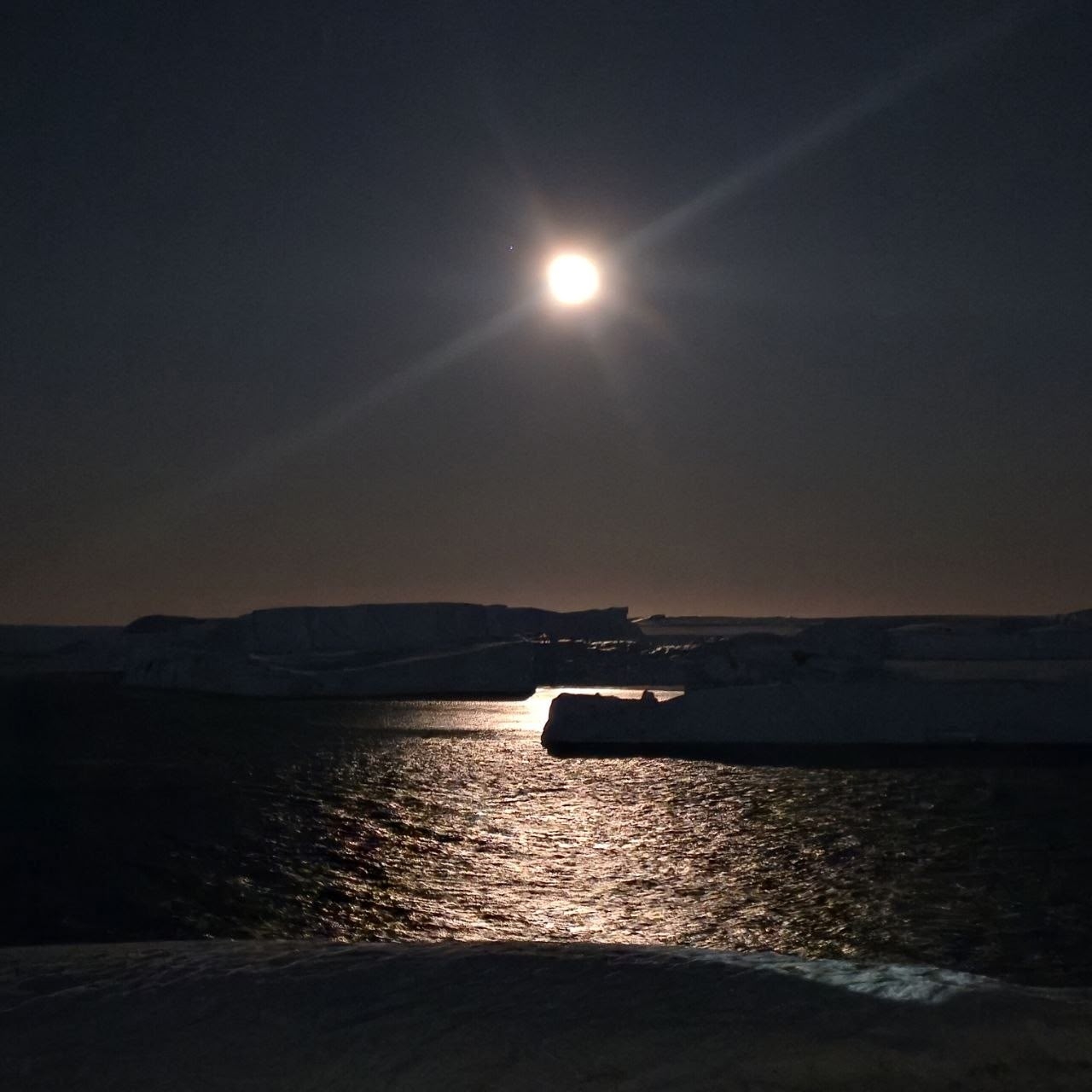 Выпускник КГУ Георгий Сорокин следит за магнитным полем Земли в Антарктиде