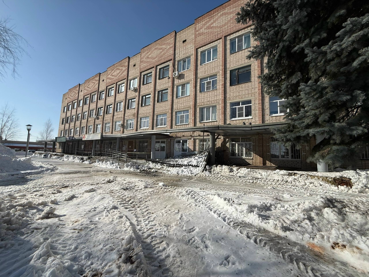 В Красном-на-Волге снег обрушил козырек больницы