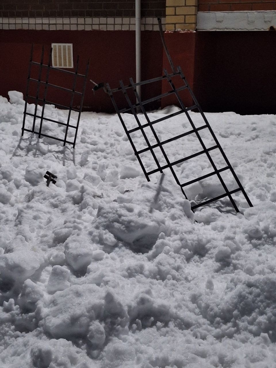В Костроме с крыши дома рухнули снег и металлические конструкции