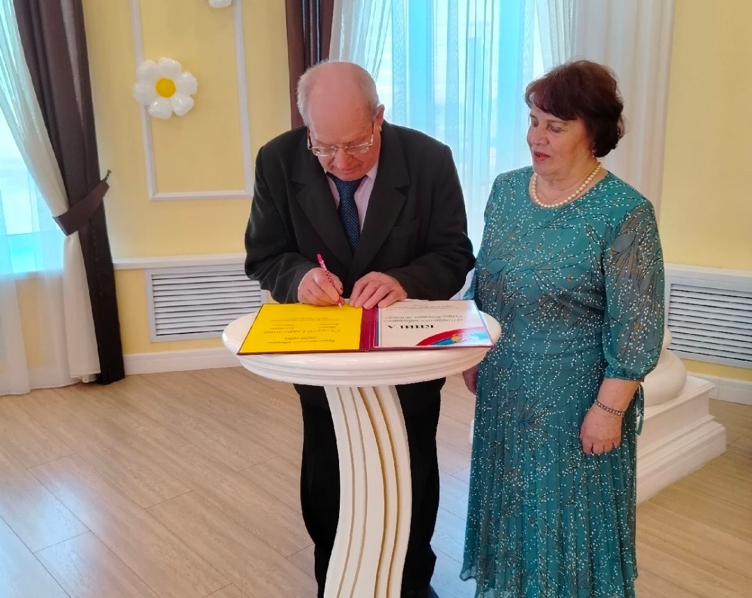 Костромичи приехали в ЗАГС на... лошади