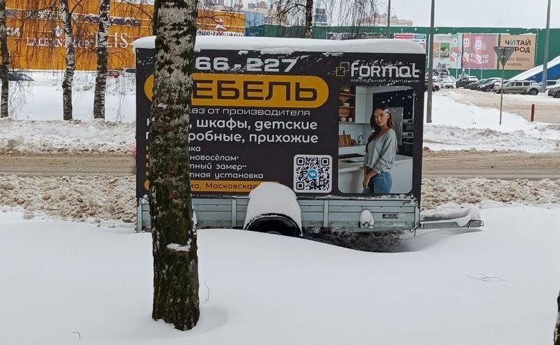 Хитрая реклама доехала до костромской улицы на прицепе