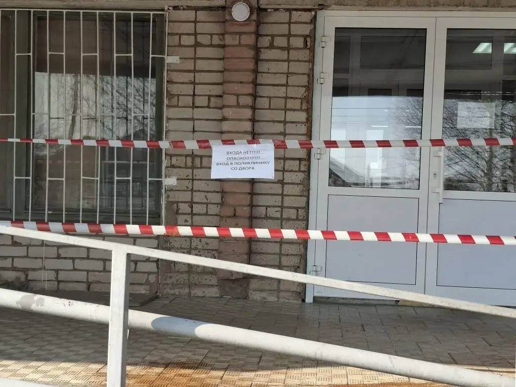 Рухнувшим козырьком в Красносельской больнице занимается прокуратура