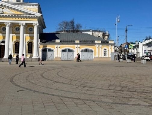 Костромич удивил девушку дрифтом в центре города — и нарвался на штраф