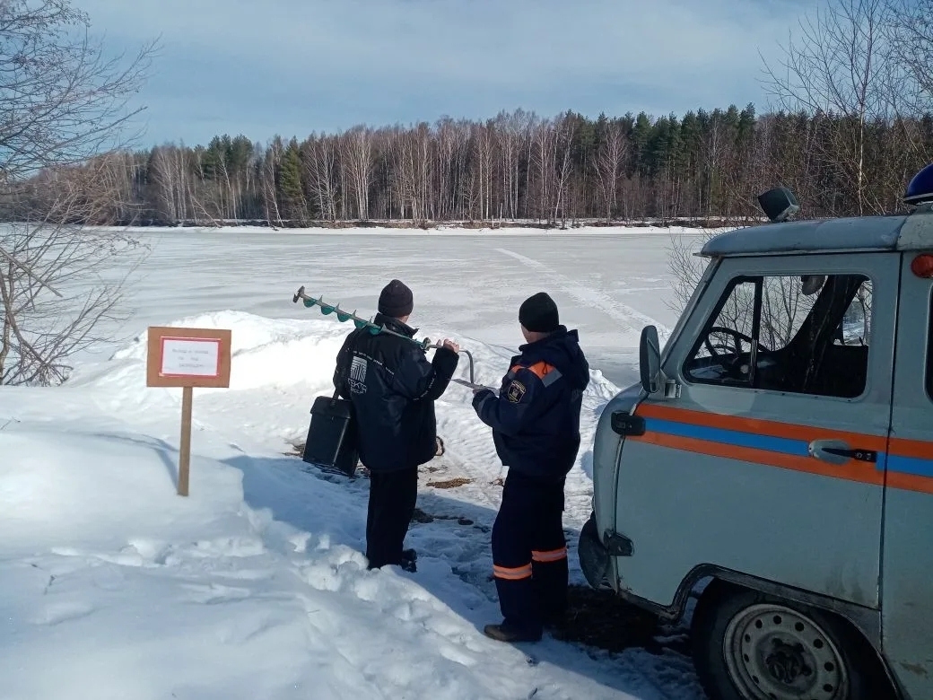 Костромских рыбаков и подростков массово снимают с тонкого льда