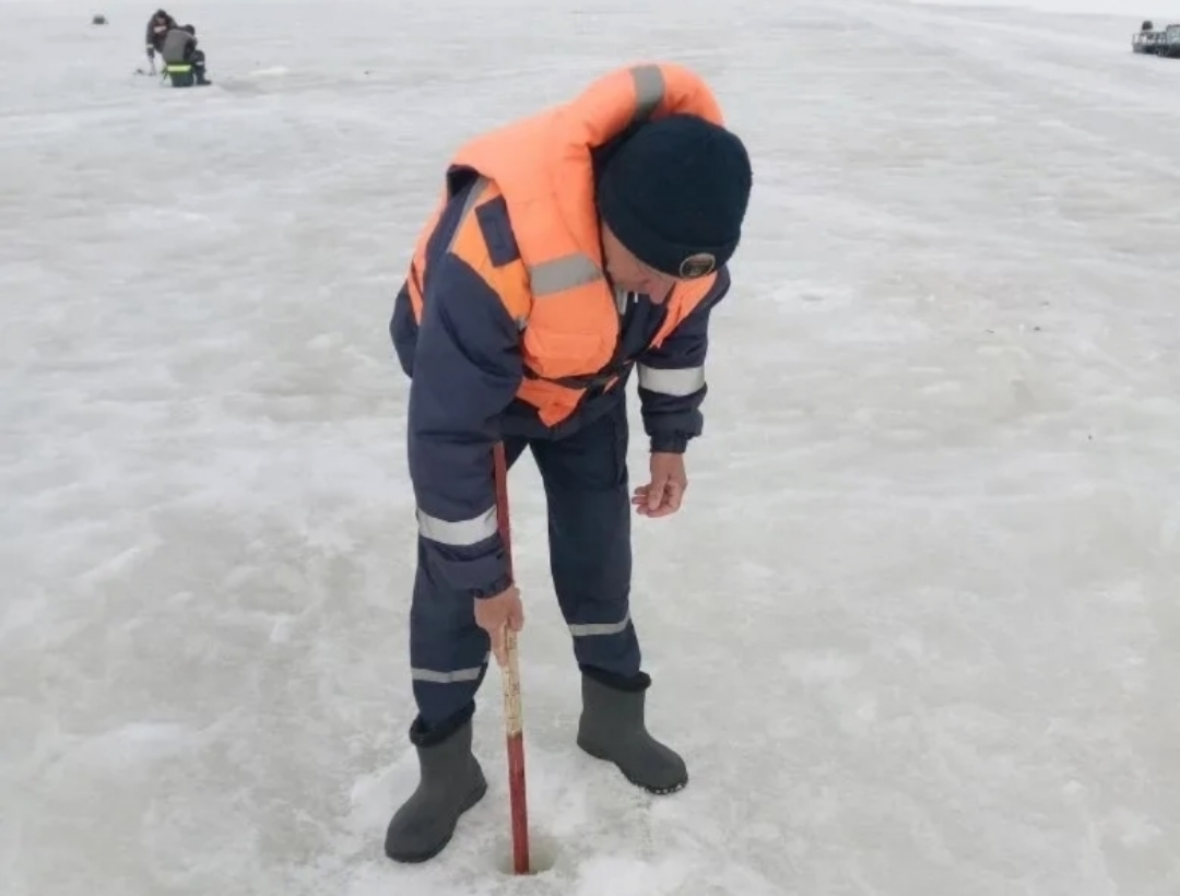 Костромских рыбаков и подростков массово снимают с тонкого льда