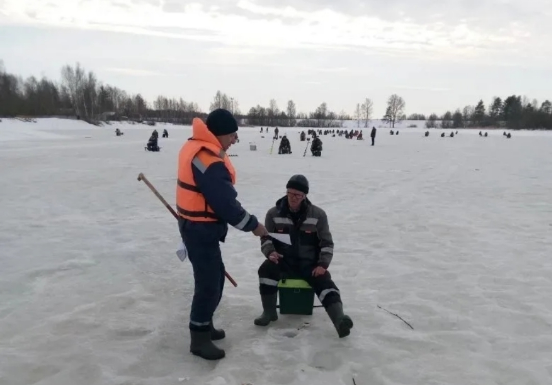 Костромских рыбаков и подростков массово снимают с тонкого льда