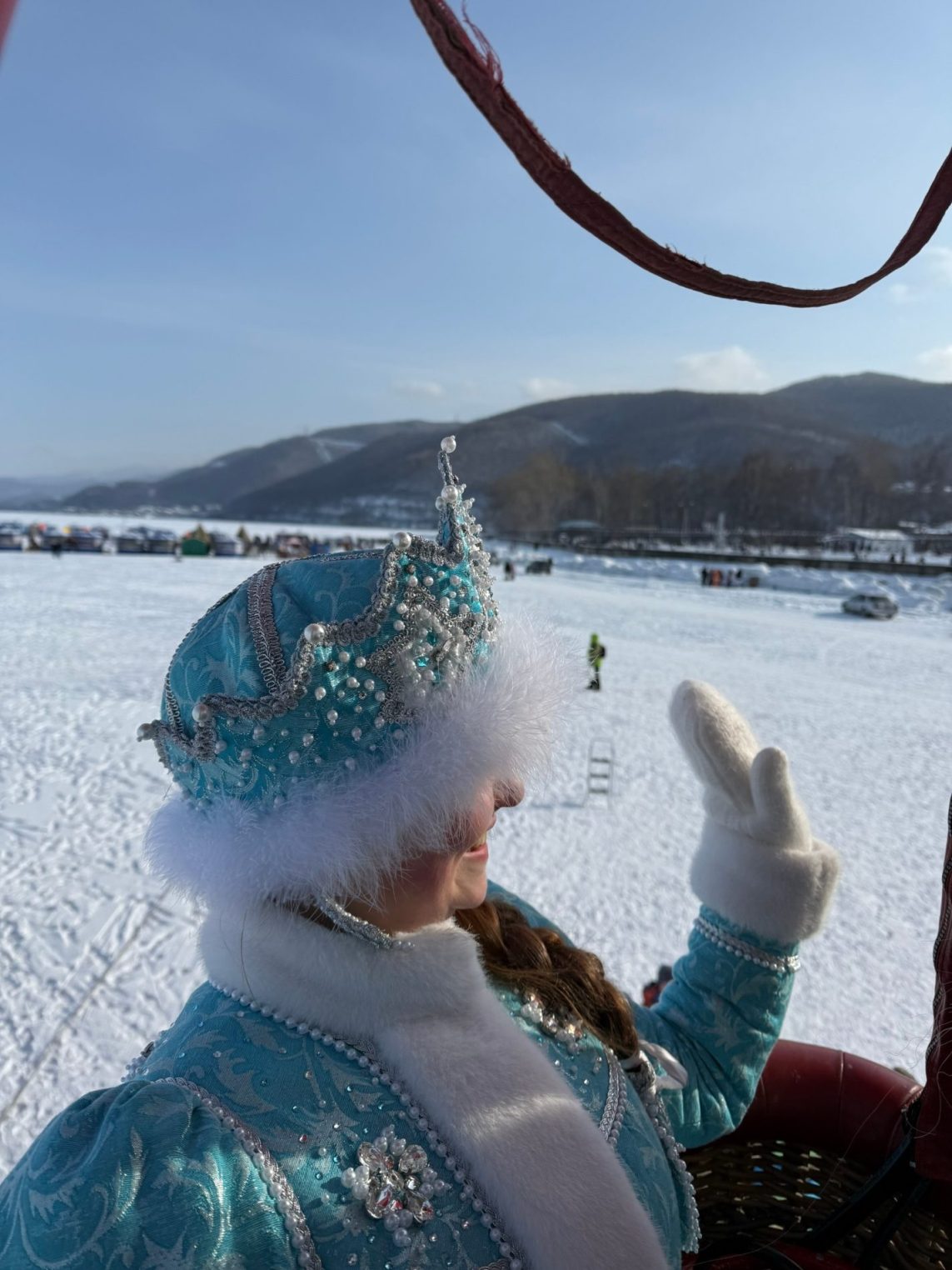 Костромская Снегурочка поднялась в небо над Байкалом