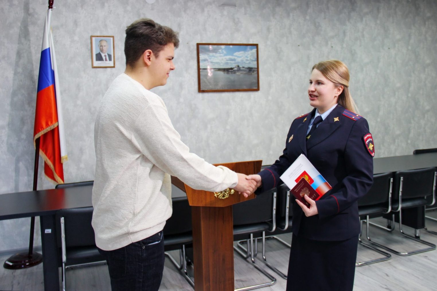 Паспорт России стал подарком для нового костромского педагога