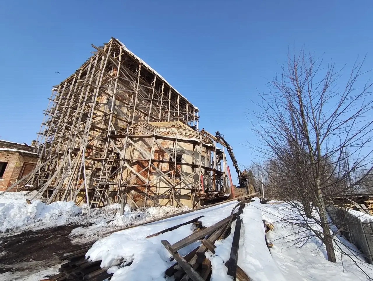 Древний храм костромского села молит о помощи