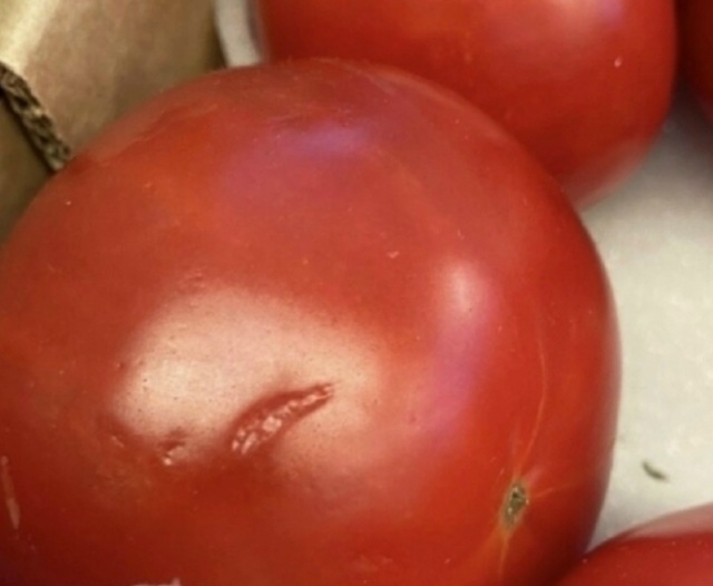 Костромских «тыкальщиков» попросили не превращать помидоры в пюре