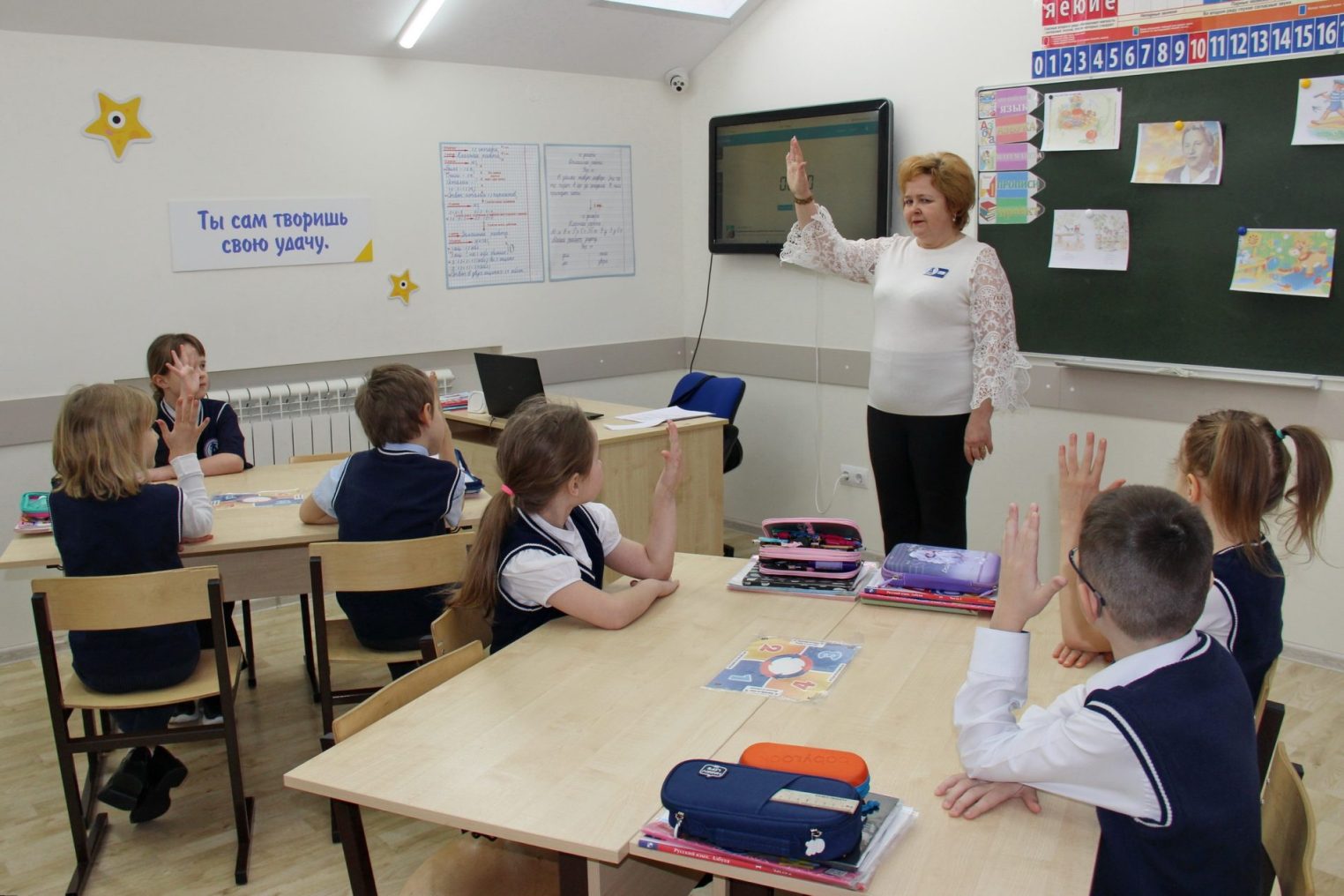 Паспорт России стал подарком для нового костромского педагога