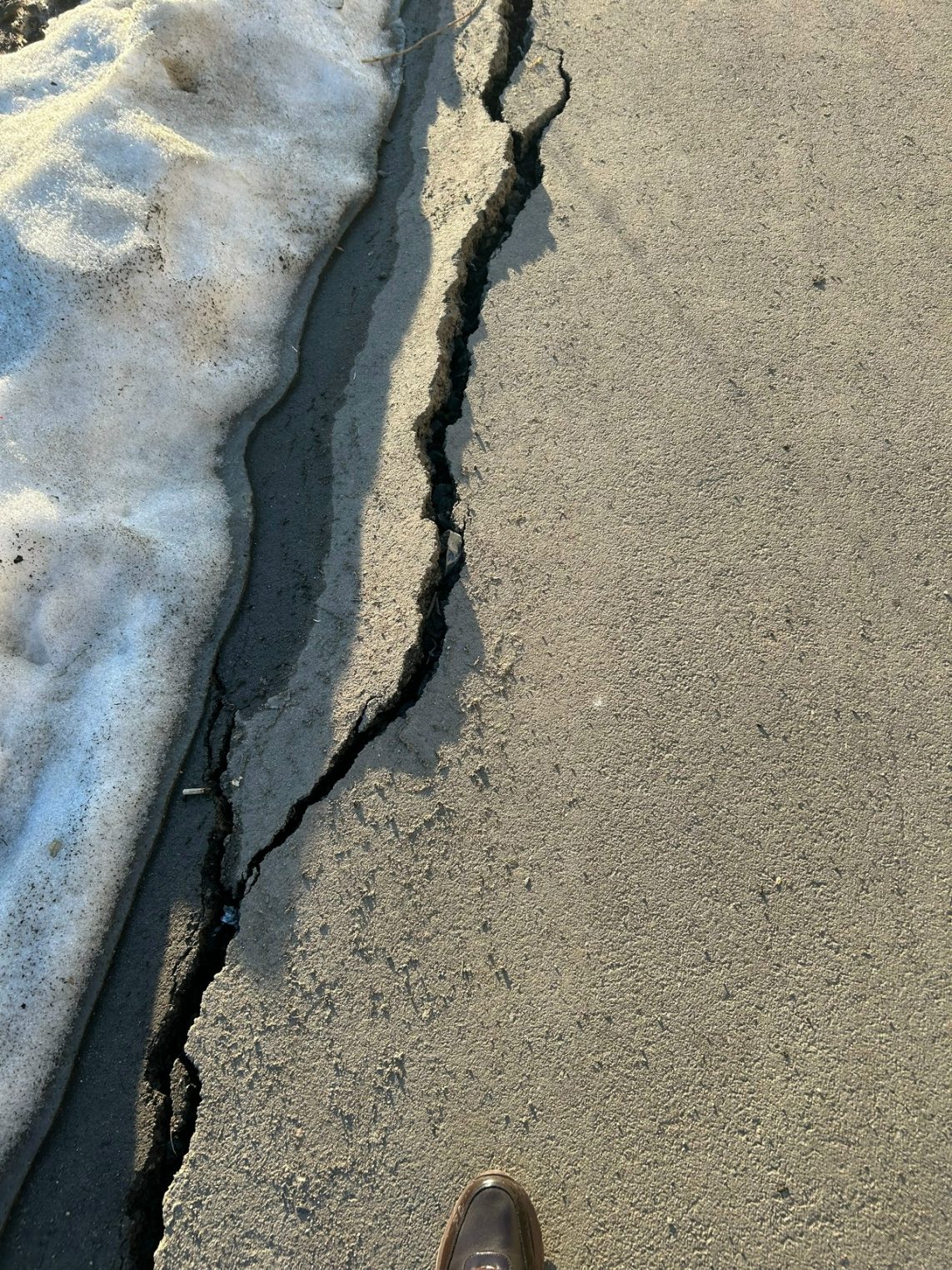 В Костроме тротуар растаял вместе со снегом