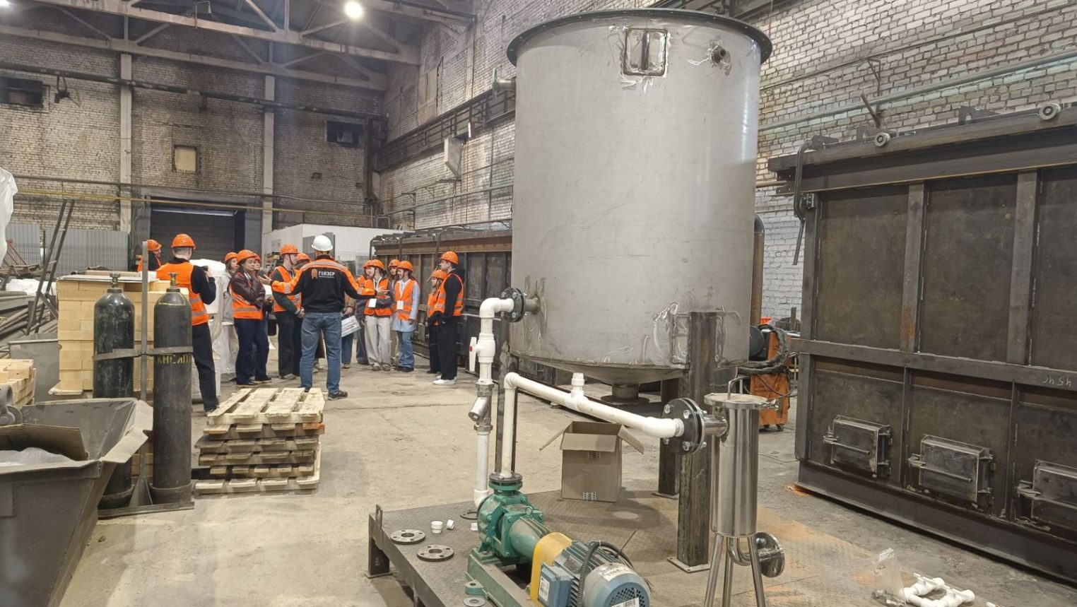 «Замуж за сварщика»: костромским девушкам показали, как зарабатывают на заводе