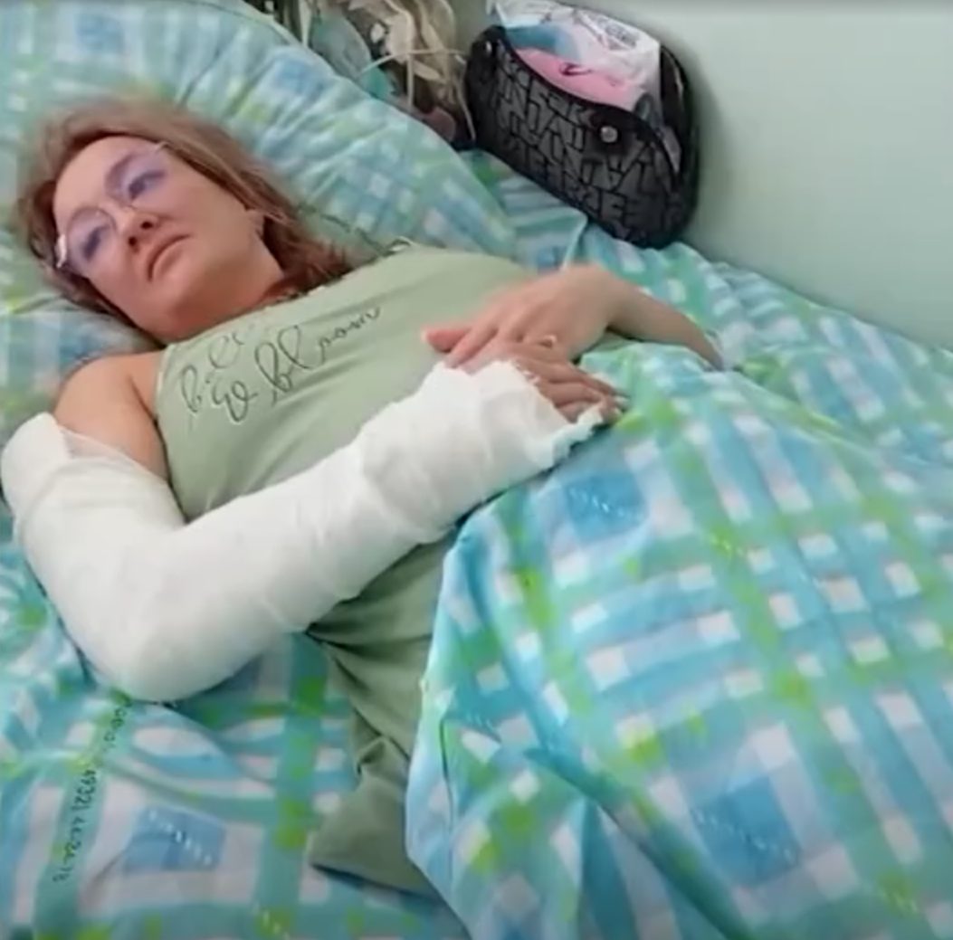 Стало известно о состоянии проводницы, которую выбросили из поезда под Костромой