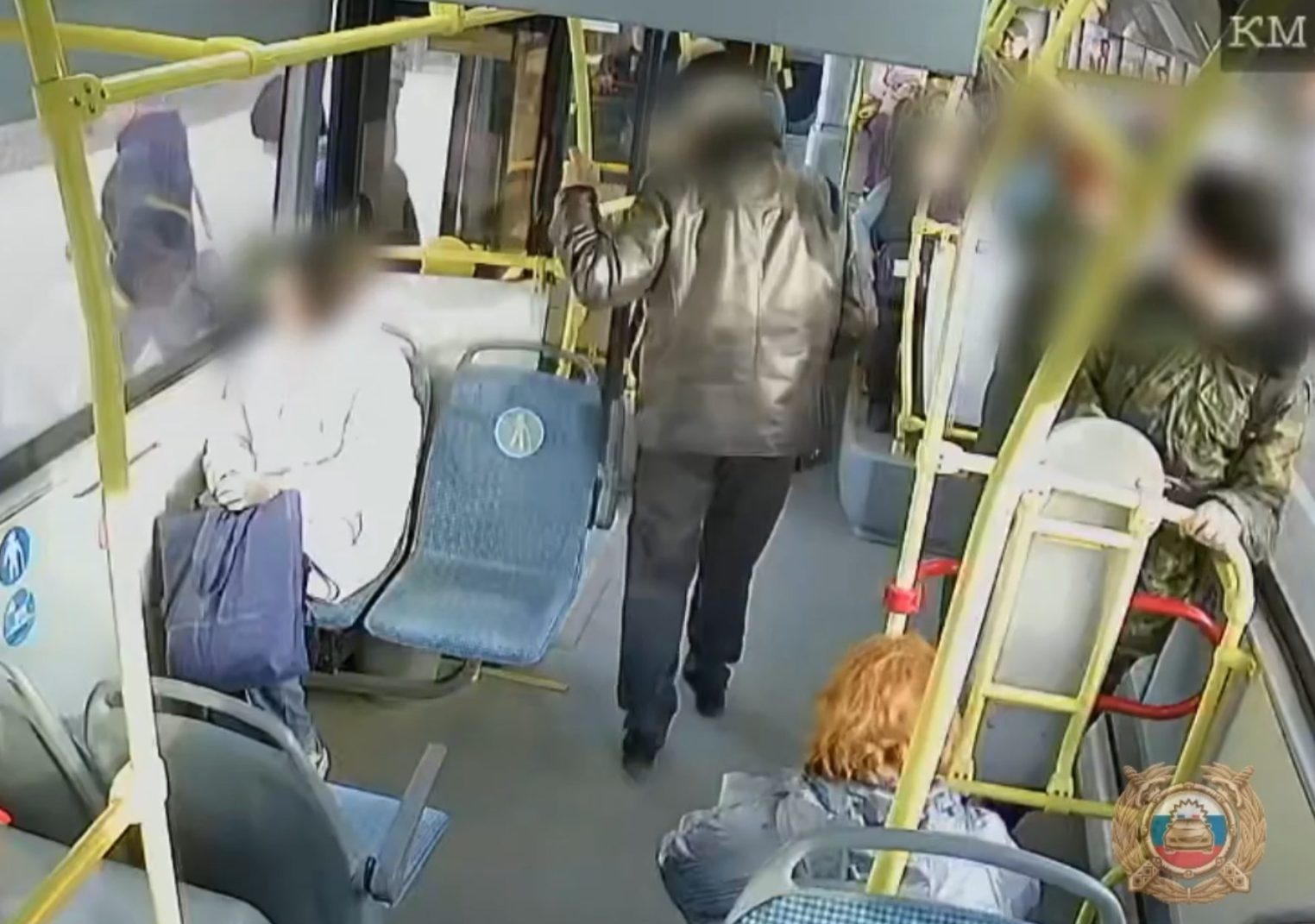 Появилось видео, как в Костроме пассажир выпал прямо из салона автобуса