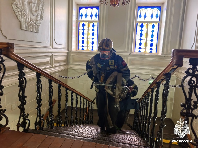 В Костроме тушили пожар с театральным размахом