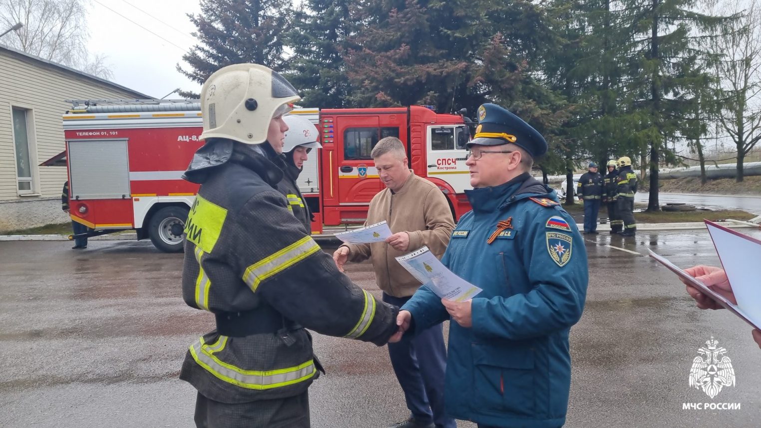 16 костромских пожарных прошли посвящение под рев сирен