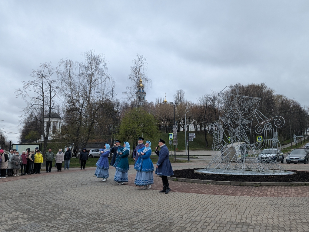 Кострома встретила первый круизный теплоход песнями и плясками