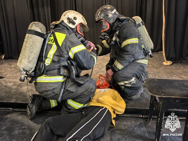 В Костроме тушили пожар с театральным размахом