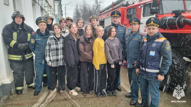 В Костроме тушили пожар с театральным размахом