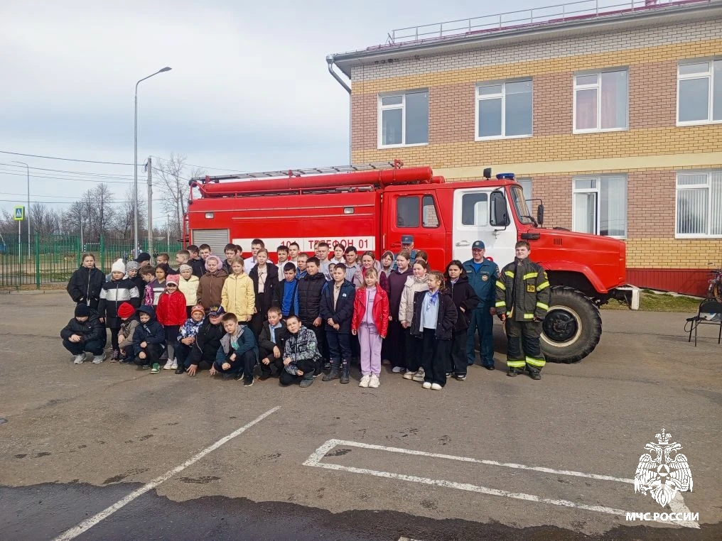 Костромские школьники примерили дыхательные аппараты и костюмы пожарных