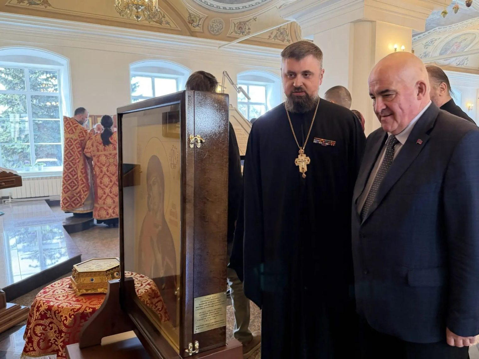 Костромским десантникам изготовили особую икону с двумя образами