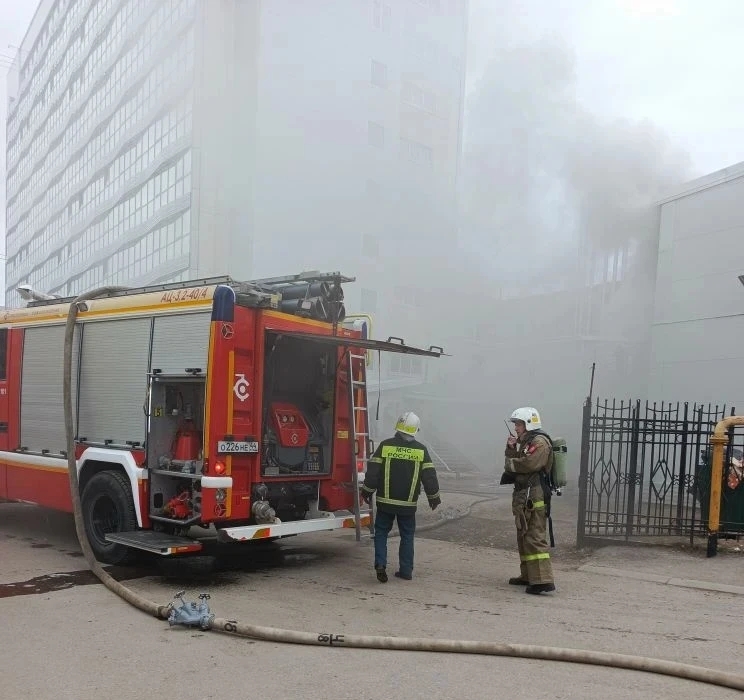 В Костроме спасатели тушили склад рядом с пожарной частью