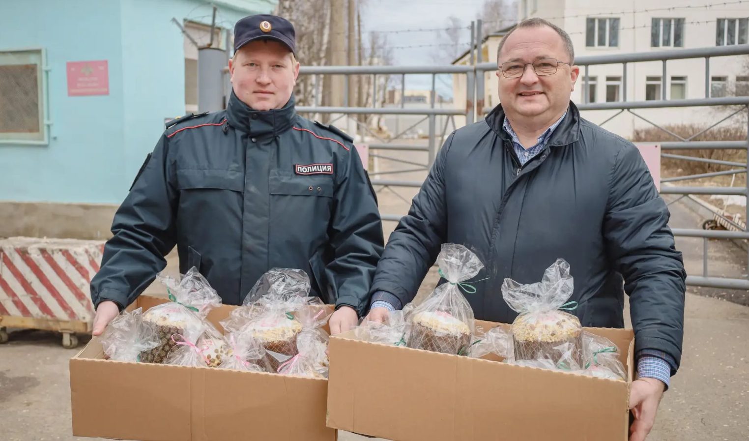 Полицейские и общественники поздравили в костромском госпитале бойцов СВО с Пасхой