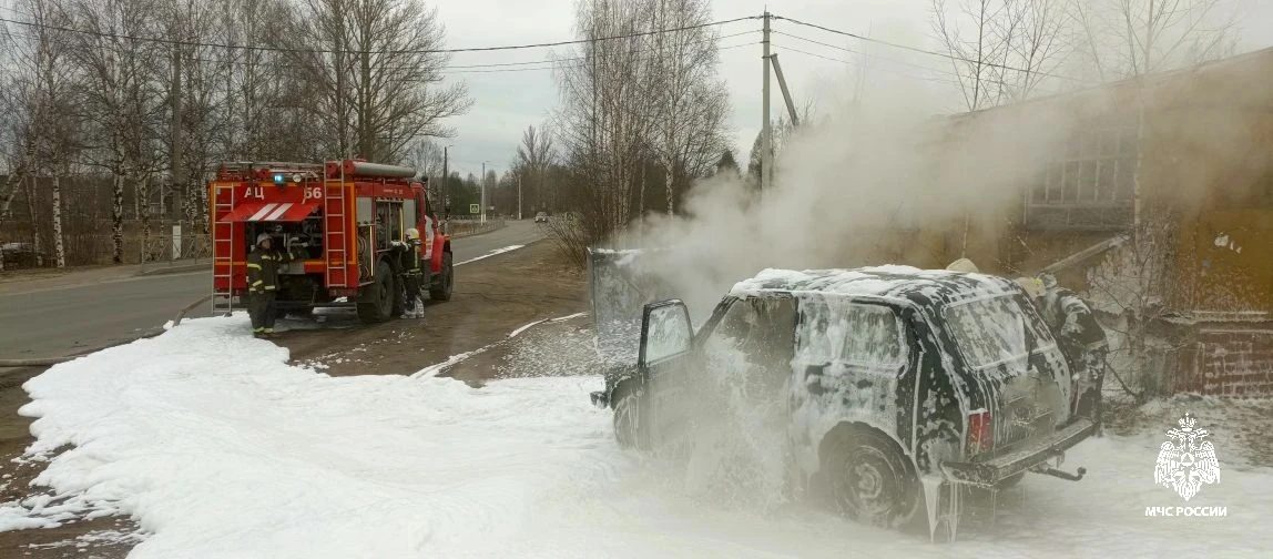 В Мантурово на АЗС вспыхнуло авто с газовым баллоном в багажнике