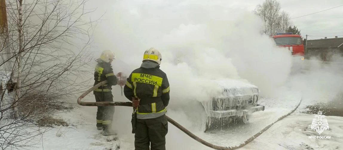 В Мантурово на АЗС вспыхнуло авто с газовым баллоном в багажнике